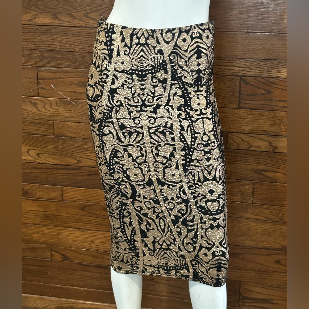 Forever 21. Size medium. Elegant Black and Gold Patterned Pencil Skirt - Picture 1 of 4
